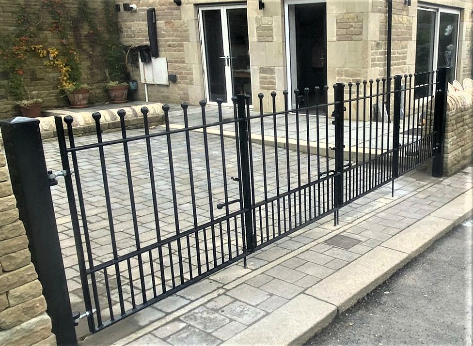 Bi-folding driveway gates