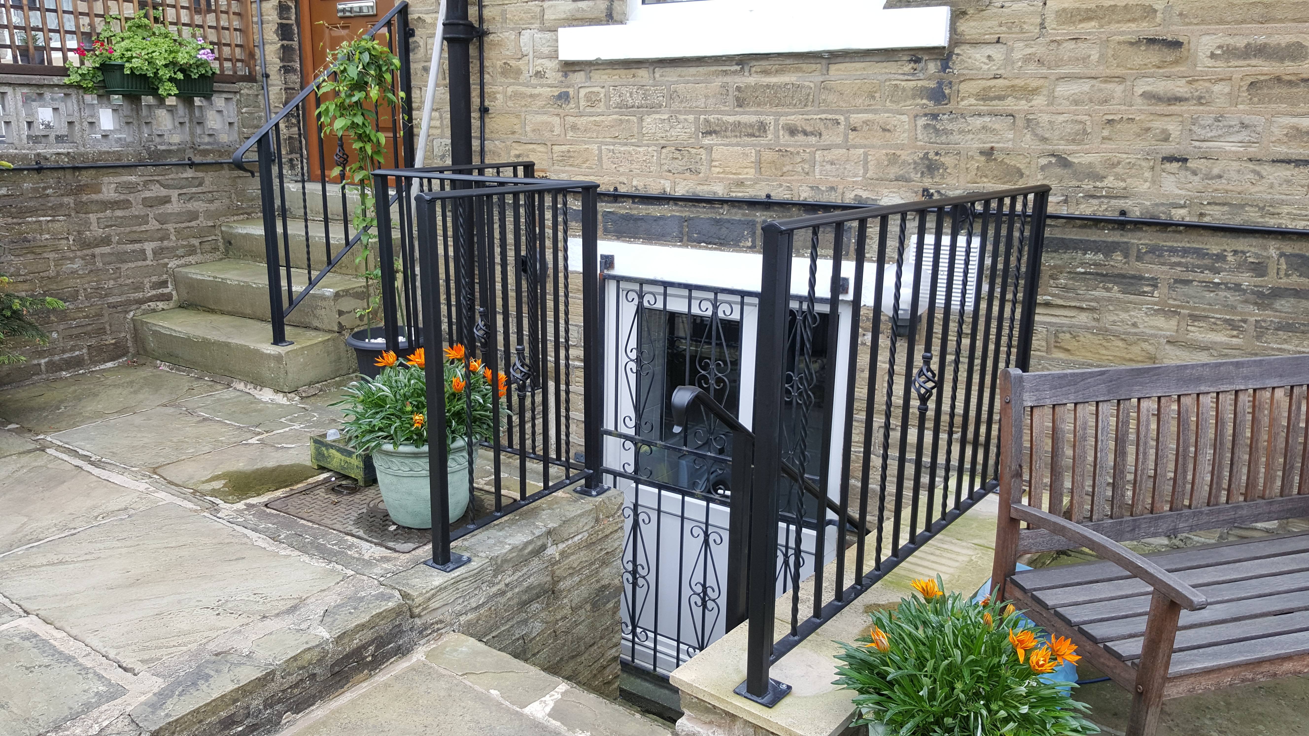 Spen-metal-railings-and-handrails